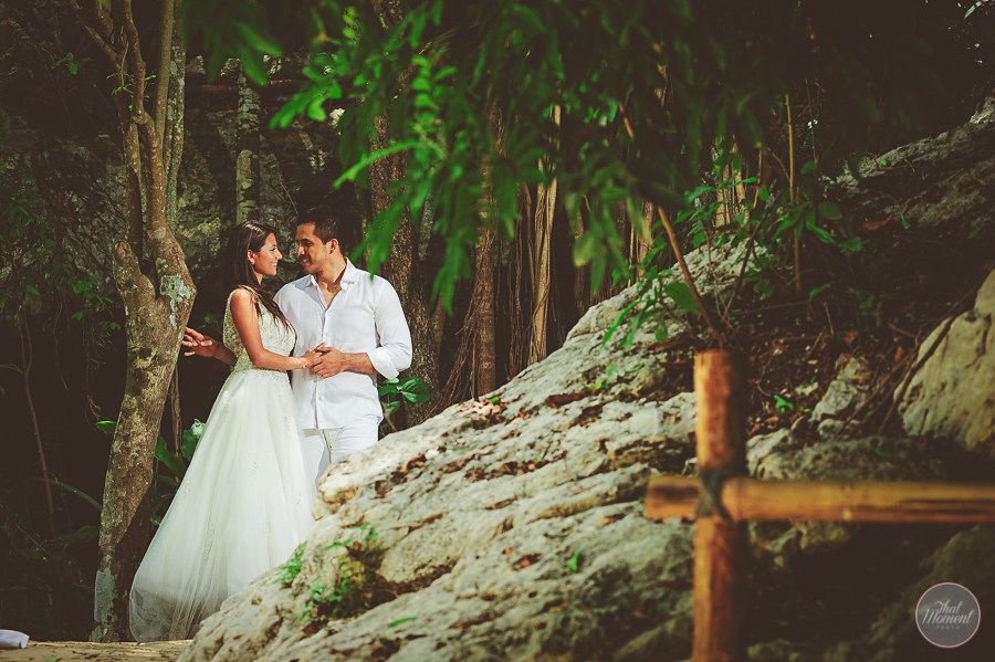  wedding couple in picture in Riviera Maya 