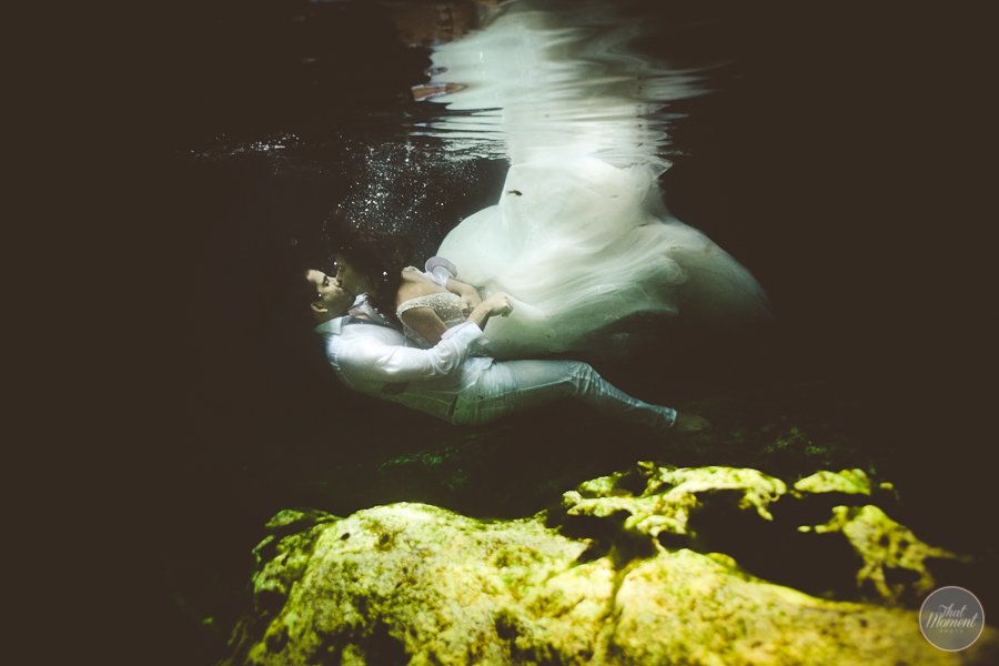  beautiful picture of couple in photo session in cenotes