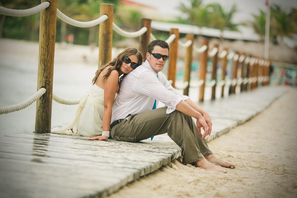 wedding couple on the beach 