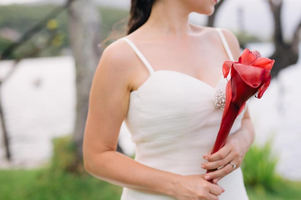 Red bouquet looks great with brides dress. 
