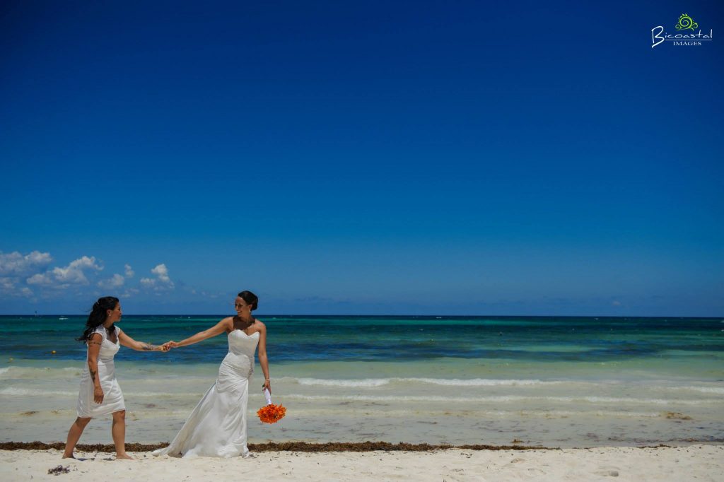  wedding couple on the beach 