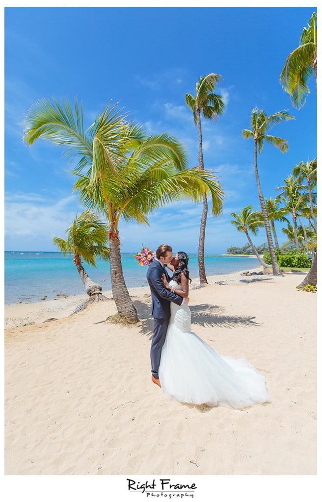 5 Hawaii-Destination-Wedding- couple on beach 