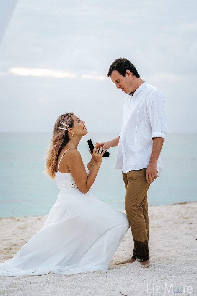 wedding couple proposal on the Aruba beach 