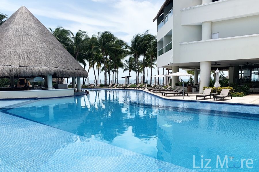 Isla Mujeres Palace pool swim up bar