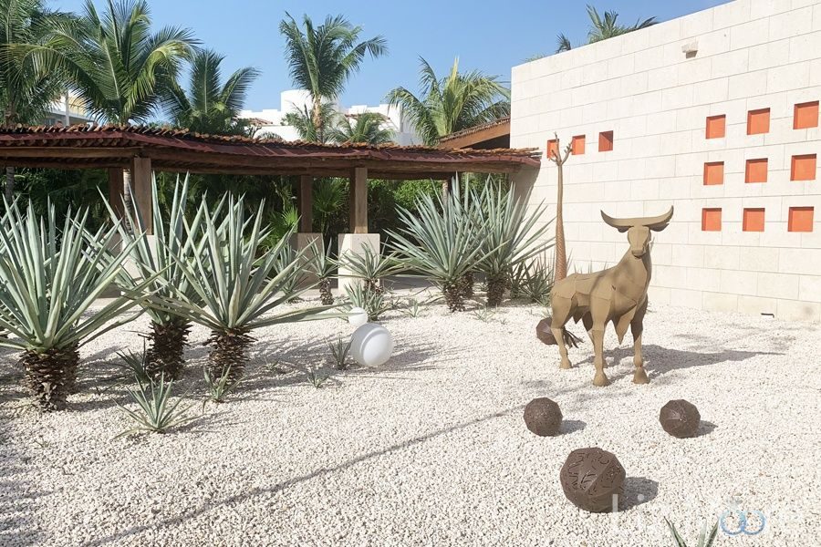Excellence-Playa-Mujeres-on-property-art-decor-qbn0eq4kkaw1gpr27o7eo6rqjddki4qffwyj2o6xog