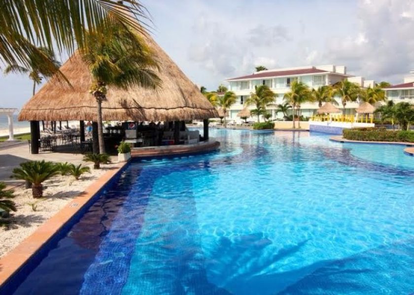 WEBIMG134252_SwimUpBar_131011151410-700x500_c-qby61rbc5m7s5576m62ya01vwwn6873cdhfodzn1ts