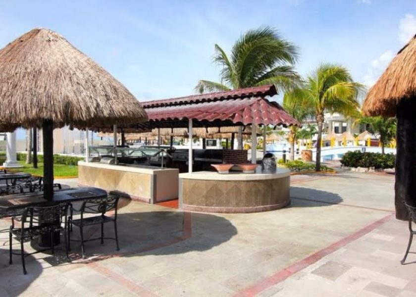 WEBIMG134254_OutdoorBuffet_131011151707-700x500_c-qby61yu1oai2q0w9e9byty5knzm3xrx72ink87bwg0