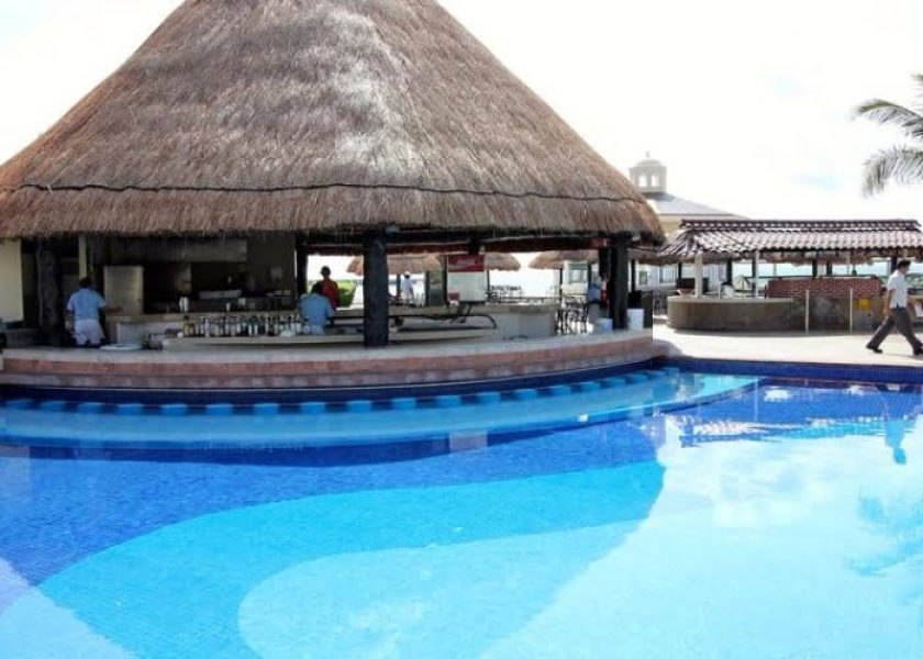 WEBIMG134258_PoolsideBar_131011152231-700x500_c-qby61s96cg92gr5tgohkuhtciaijfw72pm35v9lnnk