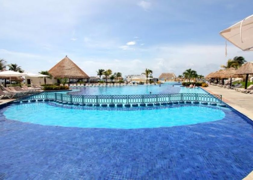 WEBIMG134268_PoolArea_131011154532-700x500_c-qby61w0j3se7r70cuq434gv6vu00aom024p3sdg2yo