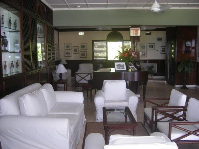 WEBIMG134331_CharmingJamaicaInnBar_131014120436-qbscuh4998gghot40qai8hsxnddopcf4x3ctouckcg