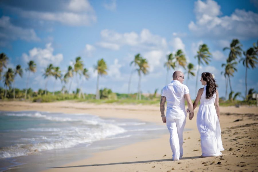 breathlesswedding_couple-on-the-beach-qbsi5hvt3ux09kp9auhh71kdhrpvfrw7fbz5t6opdc