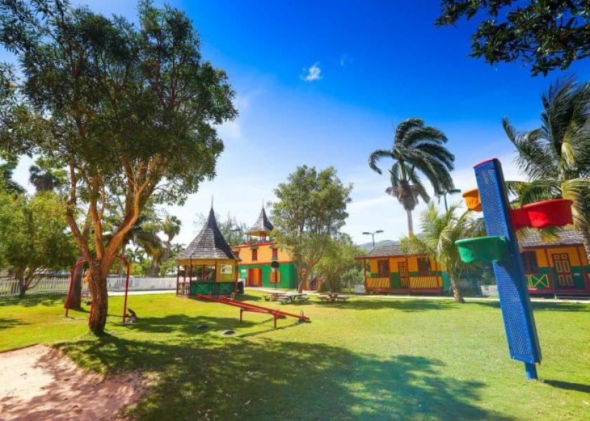 colorful-playgrounds-700x500_c-qcdsm420625tsrix3cz06e22pbdac5j85but9b9u68