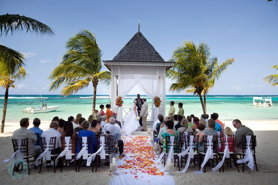 destination-wedding-beach-ceremony-riu-ocho-rios1-qbscyr9se2bhdql70kxblewj2k9vrpf46acge80000