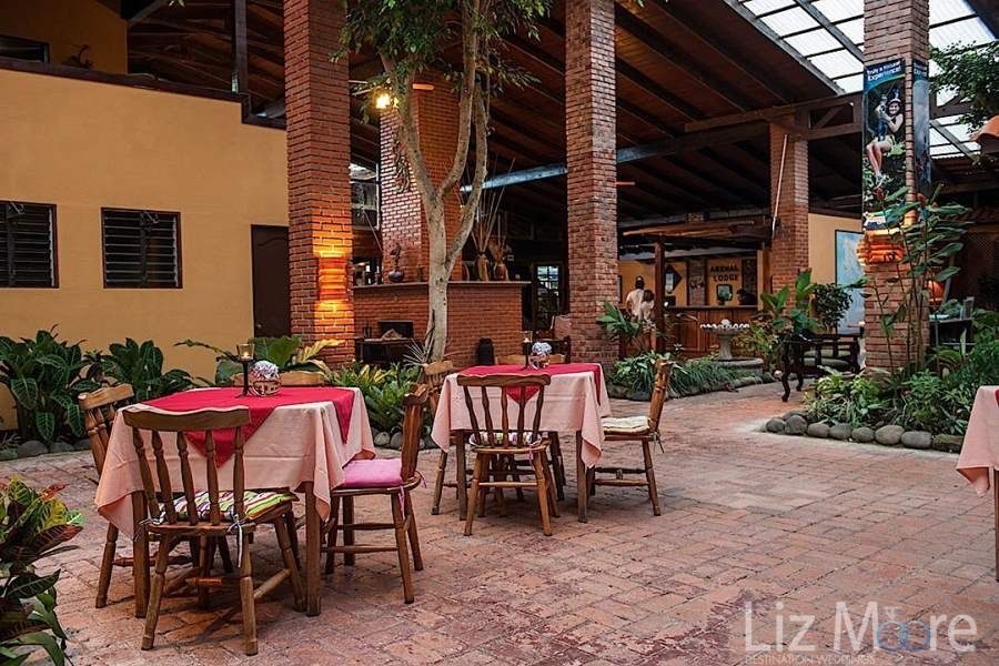 Arenal-Lodge-Outdoor-Dining-qbmztd8w8ima0e4xmziz9bvuhmi62j2tez5dmbfckw