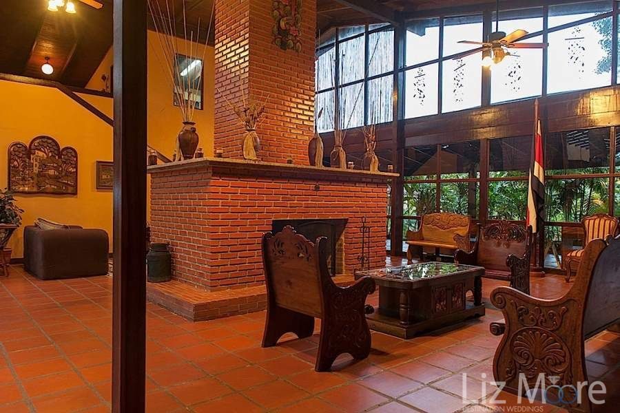 Arenal-Lodge-Sitting-Area-Fireplace-qbmztwzi81das7c9fq257owiypsvk696houkp4m2y8