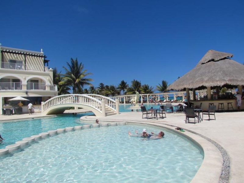 WEBIMG112019_poolarea_111004074023-qbrpopc10p341pwpntsy0e6ka4xnypejyb0nrwl9mo
