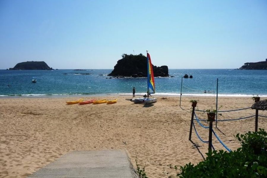 WEBIMG112758_catamaranonbeach_111226113820-qc1nsz7nw4lr1qitjmporbqdryevzyz11wtqtenipc
