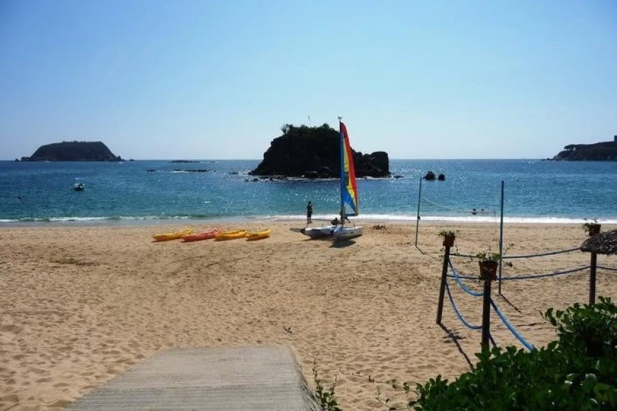 WEBIMG112758_catamaranonbeach_111226113820-qc1nsz7nw4lr1qitjmporbqdryevzyz11wtqtenipc