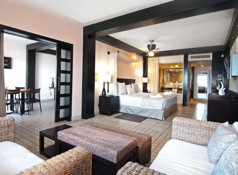 WEBIMG134871_HoneymoonSuite_131229120919-qby69stmml83h1innn81lyzuvl082z0o5ad877pslc