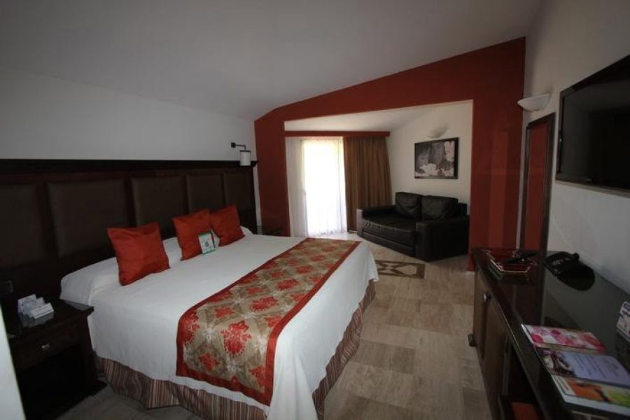 WEBIMG145271_MasterSuite_140117151629-qc1n4kcke16nibzf3ktihziecoqp2z2012ur3oumb4