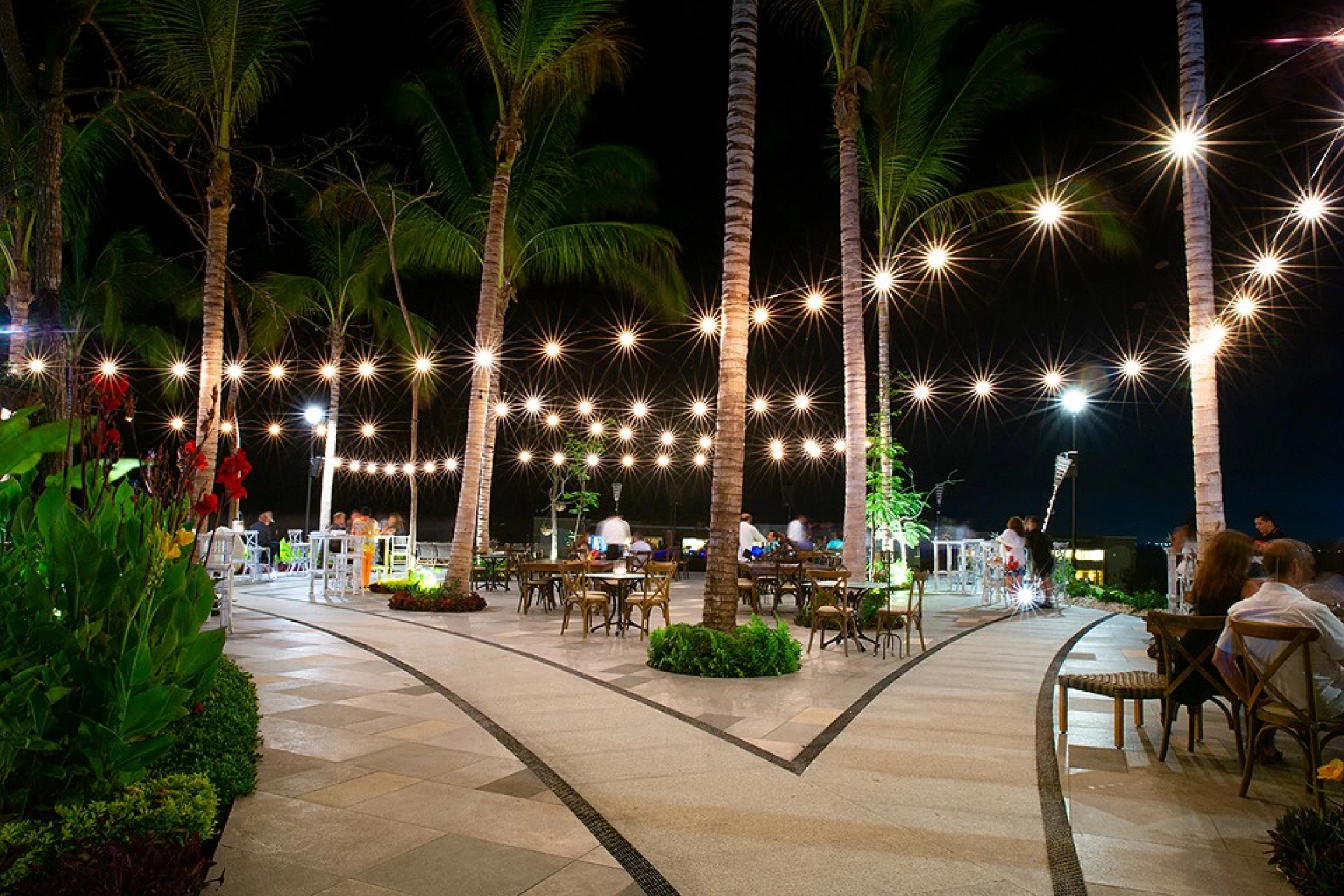 Tierra Luna Terrace.• Cocktail hour 100 • Reception 70