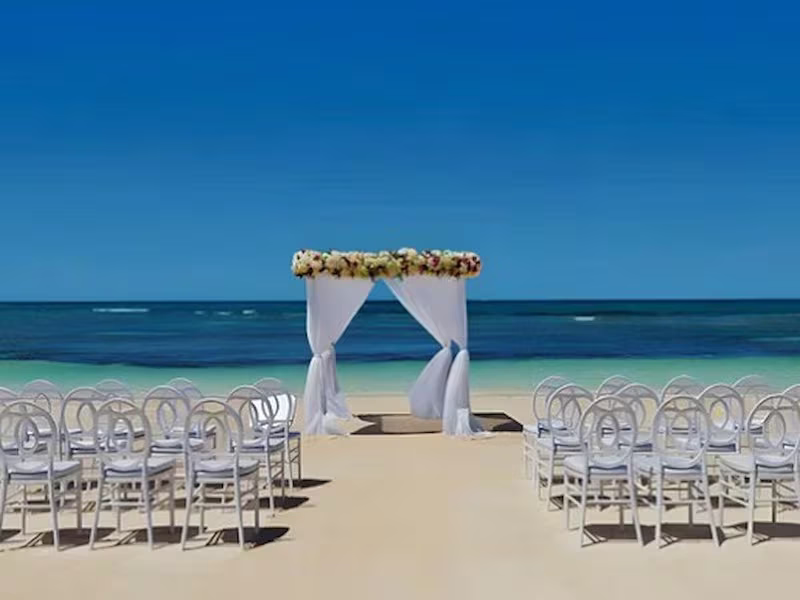 beach 100 guests