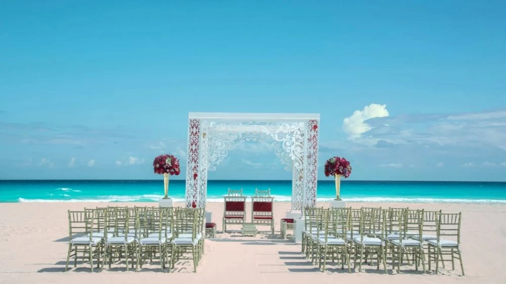 Beach-Ceremony 150 • Cocktail hour 200 • Reception 200