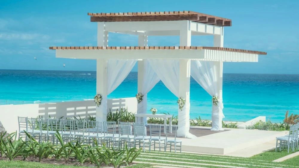 Coral Gazebo-Ceremony 150 • Cocktail hour 150 • Reception 12