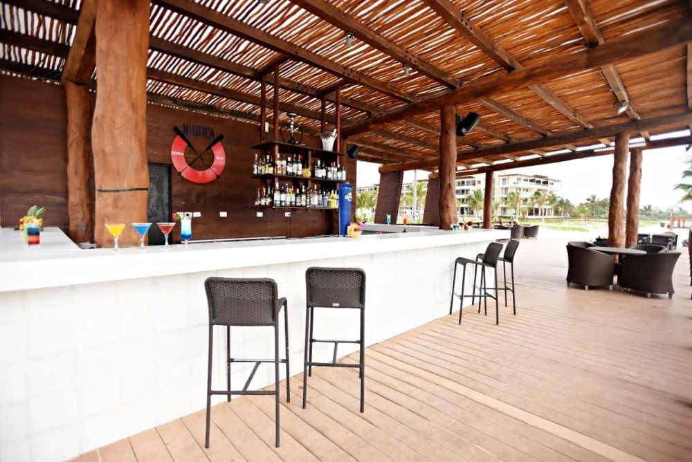 Nautica Beach Bar.• Cocktail hour 40 • Reception 40