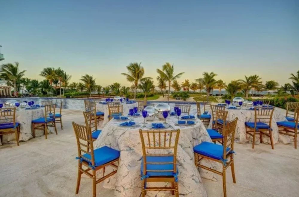 Poolside Terrace.• Cocktail hour 120