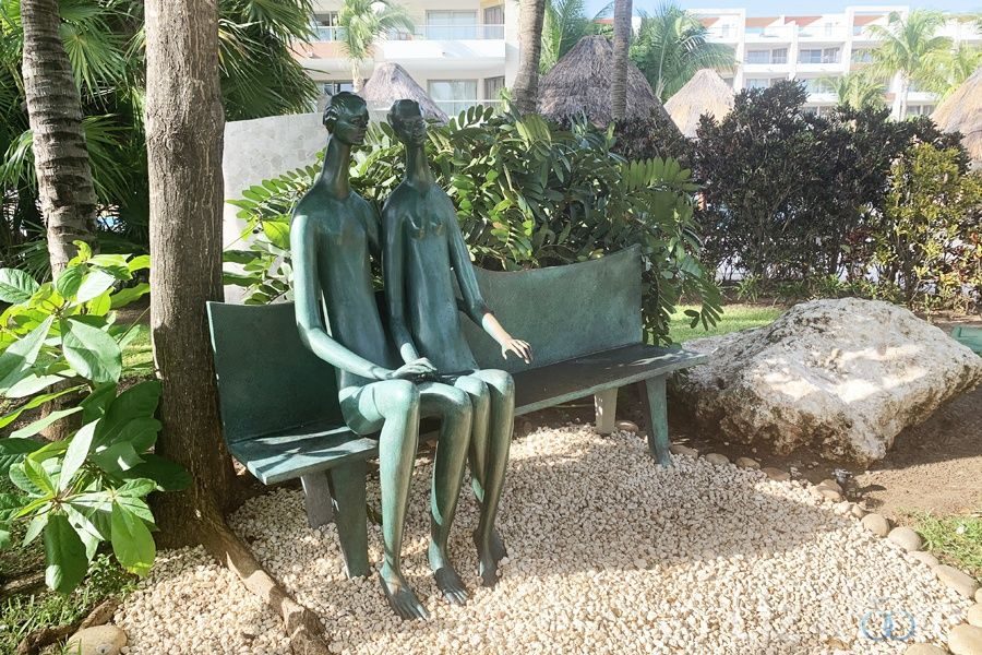 Excellence-Playa-Mujeres-statue-art-on-property.jpg