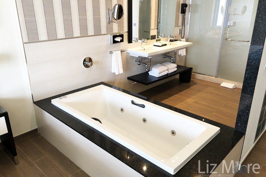 Hotel-Riu-Dunamar-Costa-Mujeres-bedroom-bathtub.jpg