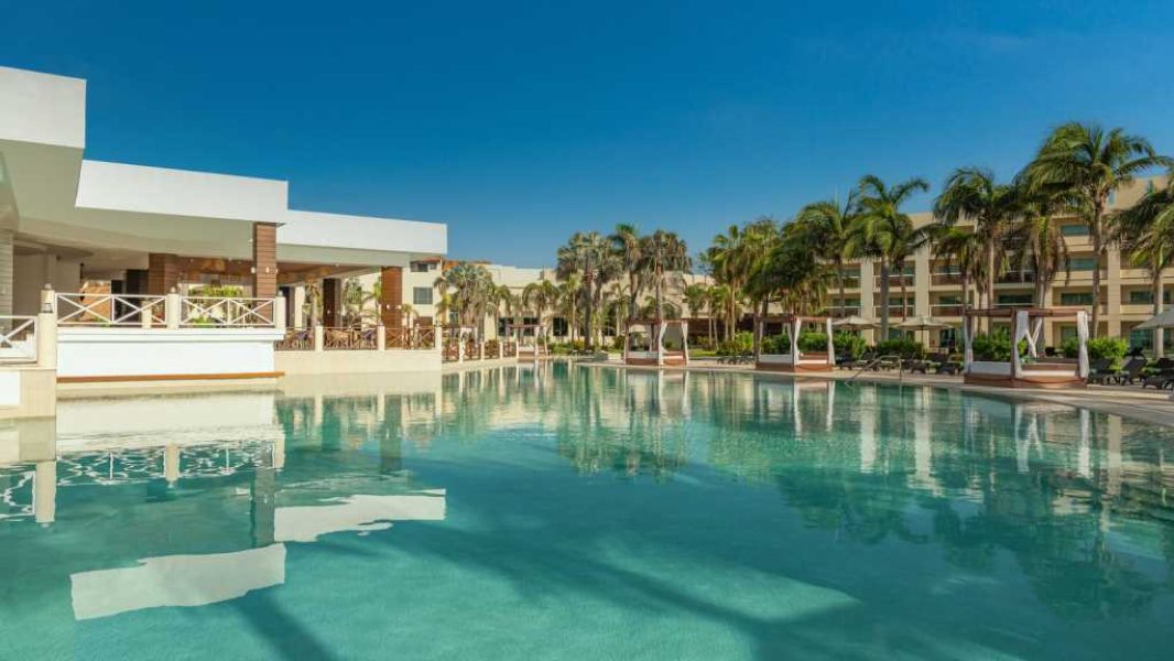Hyatt-Ziva-Riviera-Cancun-Main-Pool-min