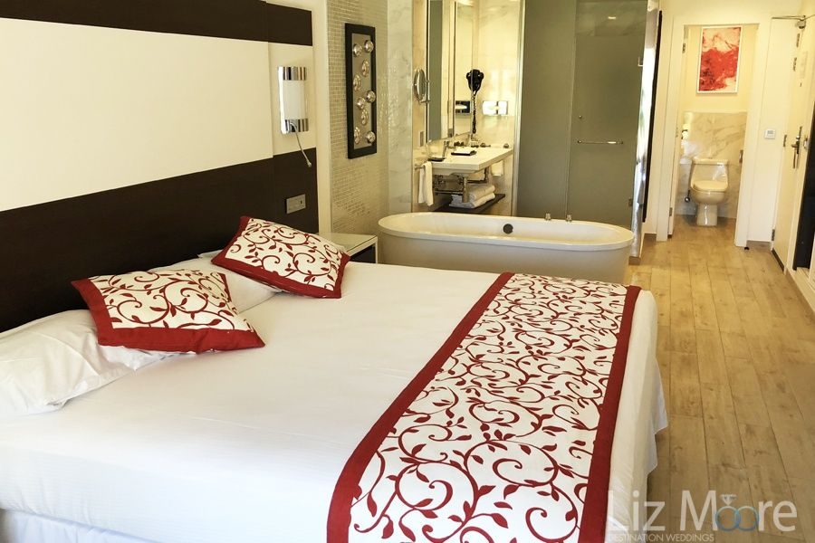 Riu-Costa-Mujeres-Palace-Jr-suite-bedroom.jpg