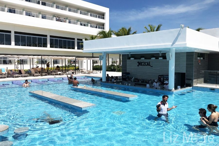 Riu-Costa-Mujeres-Palace-Mescal-swim-up-bar.jpg