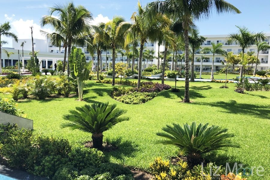 Riu-Costa-Mujeres-Palace-front-entrance-grounds.jpg