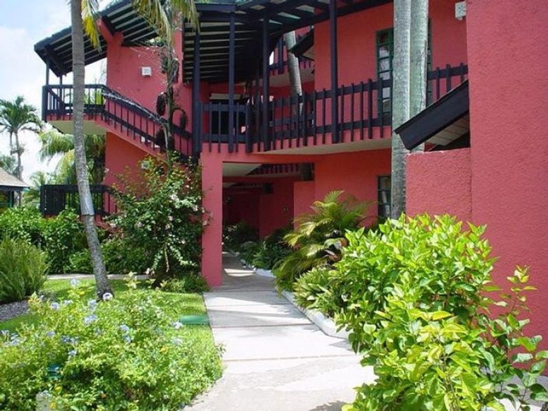 WEBIMG111265_resortbuilding_110715115620.jpg