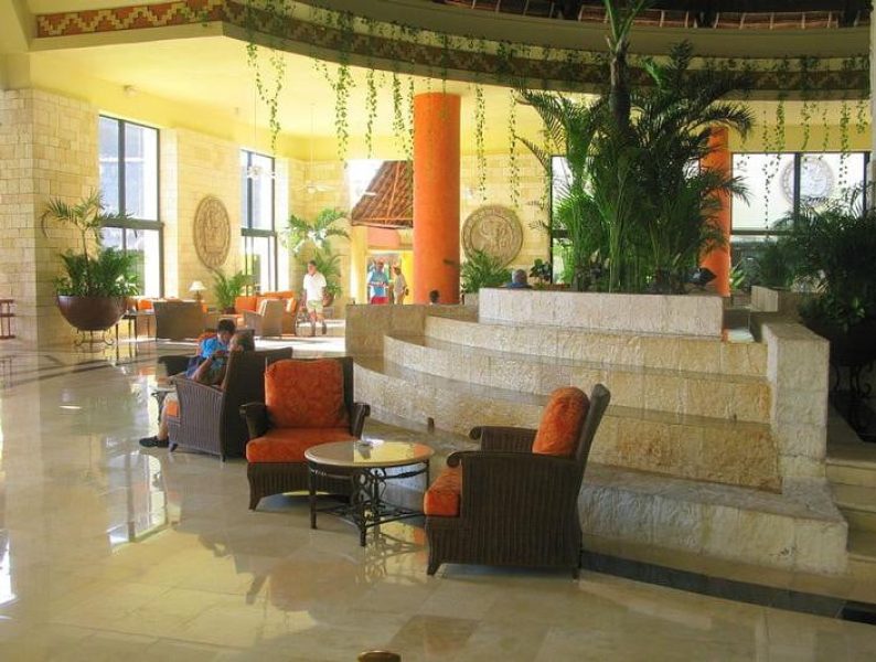 WEBIMG112136_lobby_111012192103.jpg