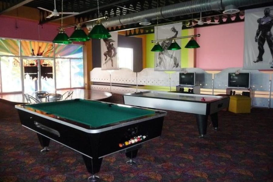 WEBIMG112663_pooltable_111217163116.jpg