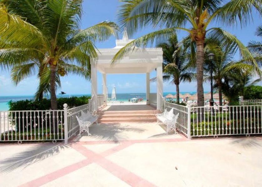 WEBIMG133902_WeddingGazebo_130927122008-700x500_c