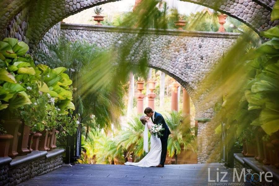 Zephyr-Palace-wedding-couple-in-archway.jpg