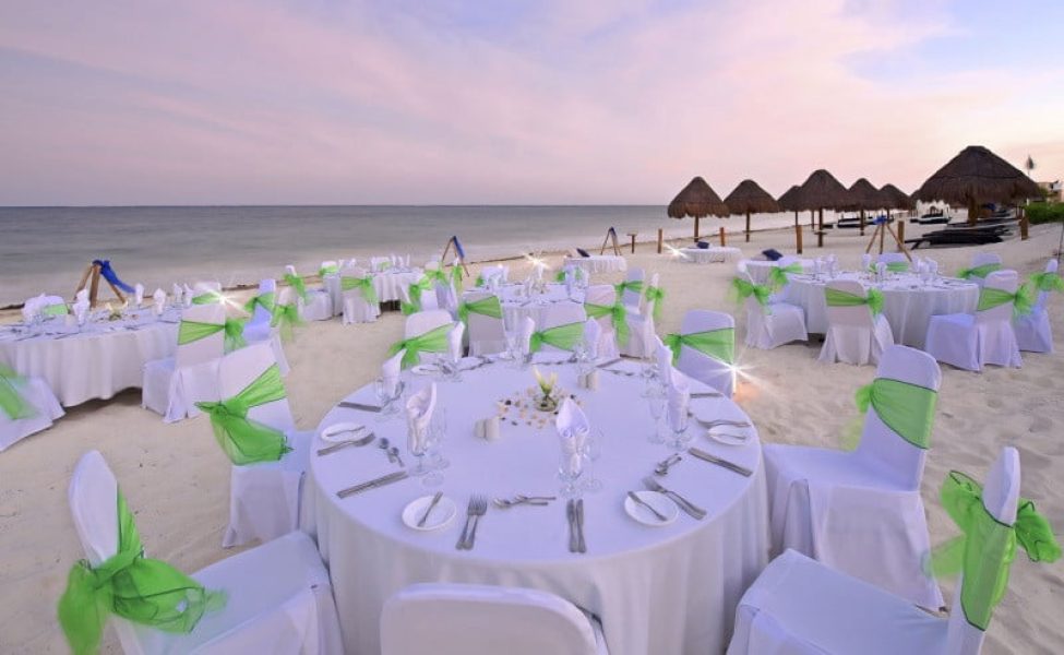 montaje-para-banquete-en-la-playa-del-hotel.jpg